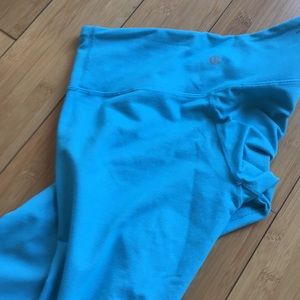 Lululemon crop leggings in fun teal!
